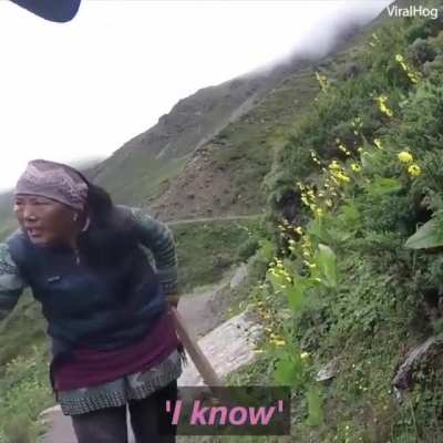 White woman tryna bargain 150 Rs (<£1) and pisses off Nepalese woman