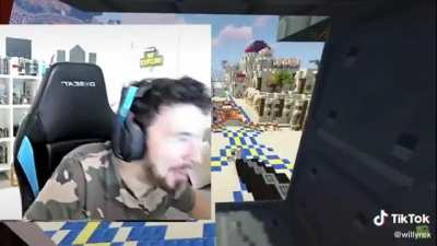 Willyrex al pasar por un barrio negro:
