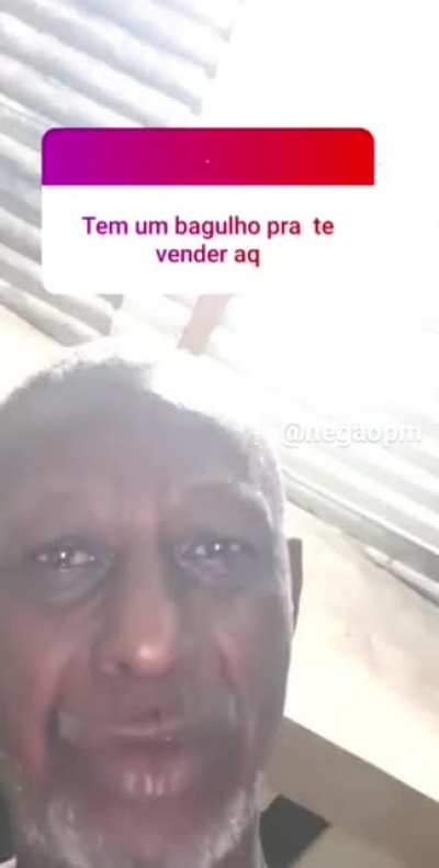 Gabs oferecendo os produtos