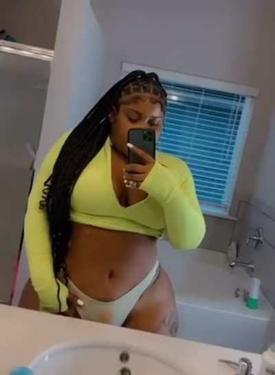 she showing that heavy ass thang off🥴🥴🤤..freak ass😩
