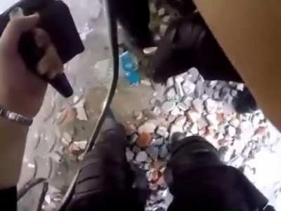 Increíblemente hay una parte de la sociedad que cree que estos son los malos y los tira piedras son los buenos. No es represión, es defensa personal.