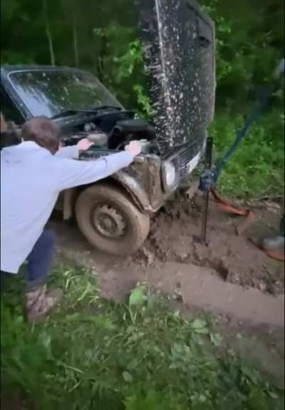 Вытаскиваем внедорожник из грязи
