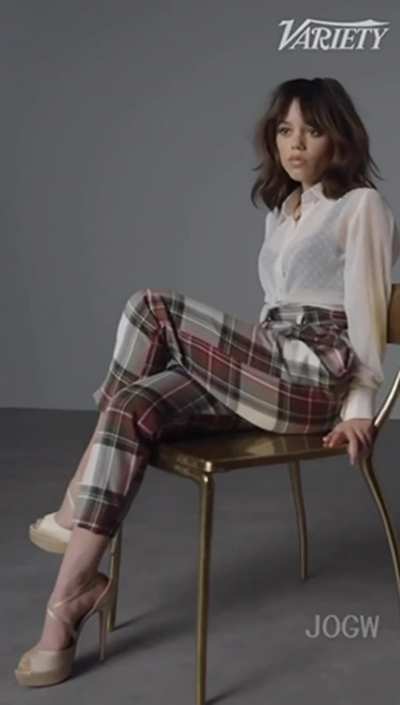 Jenna Ortega looks so sexy in 👠