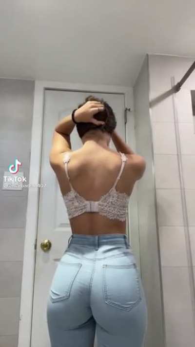 wow such long hair..... 👀🍑