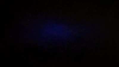 Ora sopra Novate milanese. Luce blu pulsante stazionaria sopra le nuvole. Qualcuno sa che diamine &eacute;? Grazie! ATTENZIONE: il video contiene qualche bestemmione.