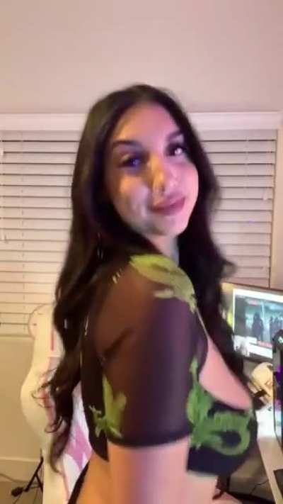 Did the top tear due to the voluptuous boobs, or is it fashion...