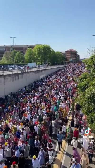 Prociss&atilde;o do Nagar Kirtan, uma das maiores celebra&ccedil;&otilde;es sikhs do Punjab, realizada h&aacute; 15 dias em Br&eacute;scia, It&aacute;lia. A mesma ter&aacute; lugar em Albufeira entre 24/04 e 03/05.