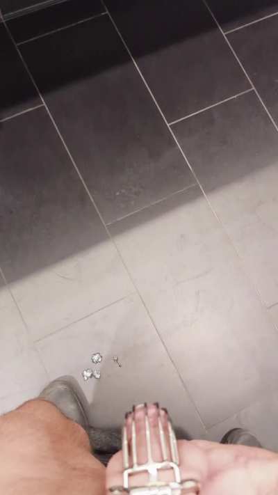 Risky hands free cum in the middle of the bathroom
