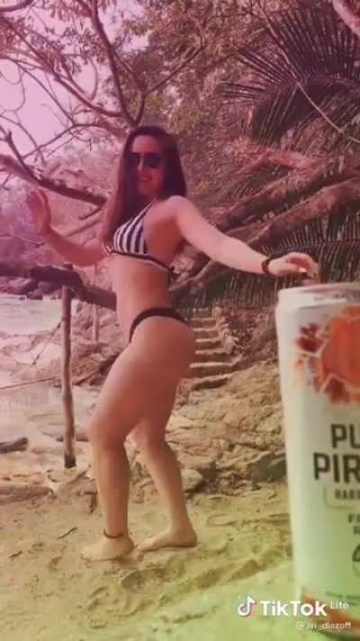 Ariadne D&iacute;az ense&ntilde;ando su enorme culo