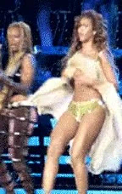 Rare Beyonc&eacute; nipslip on stage