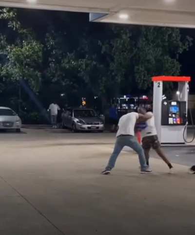 Gun falls out during fight w/ both parties ignoring it and resolving with fists