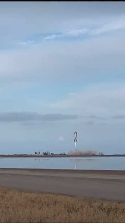 The crowd goes wild when SpaceX&rsquo;s SN10 lands