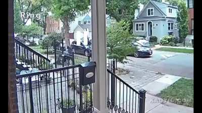 3 guys jump out of a car and rob a lady. (Chicago)