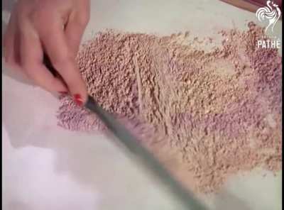 Customized powder make-up service at Charles of the Ritz in London (1958). Brought to you in stunning color, from British Path&eacute;.