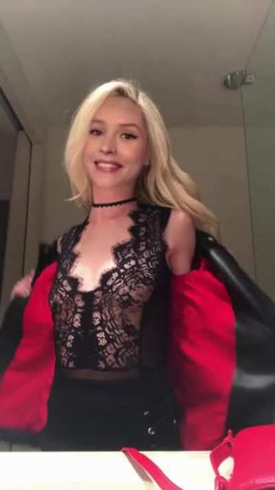 Ang&egrave;le qui se d&eacute;shabille