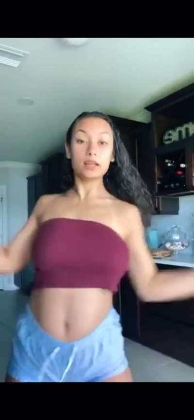 No bra and camel toe 😩❗️ keep the upvotes coming ! 