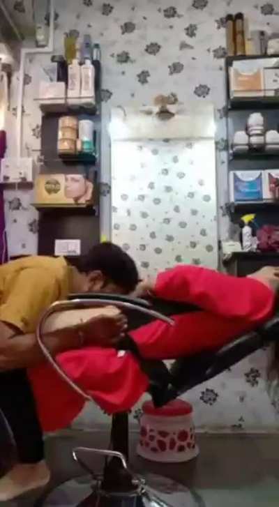 SALOON WALI KO HI PATAK K PEL DIYA🔥