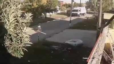 Tragedia en La Plata: una barrendera murió tras ser arrollada por un camión recolector de basura.