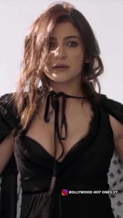 Anushka Sharma Cleavage Show "ultra slow motion"