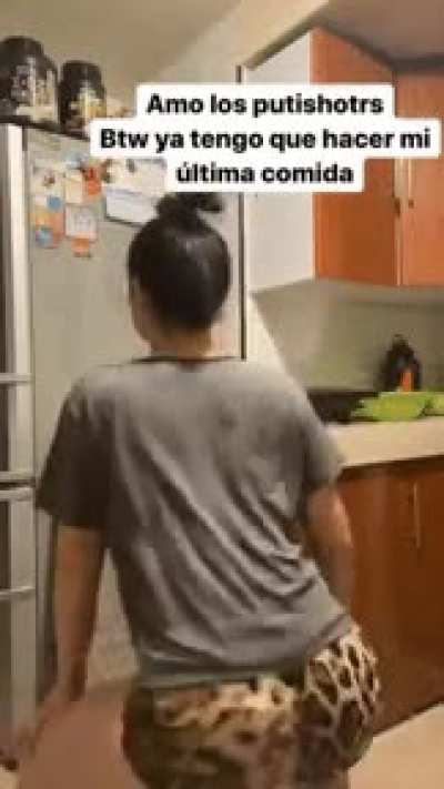 Miren como mueve el culo, se ve delicioso no?