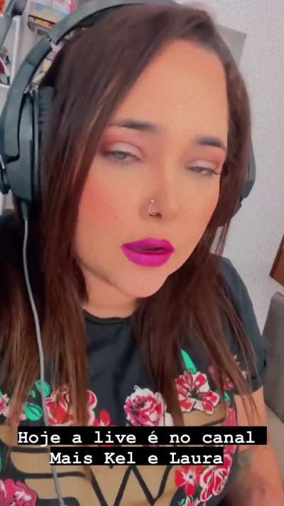 Mostra as tetonas nessa live 😈