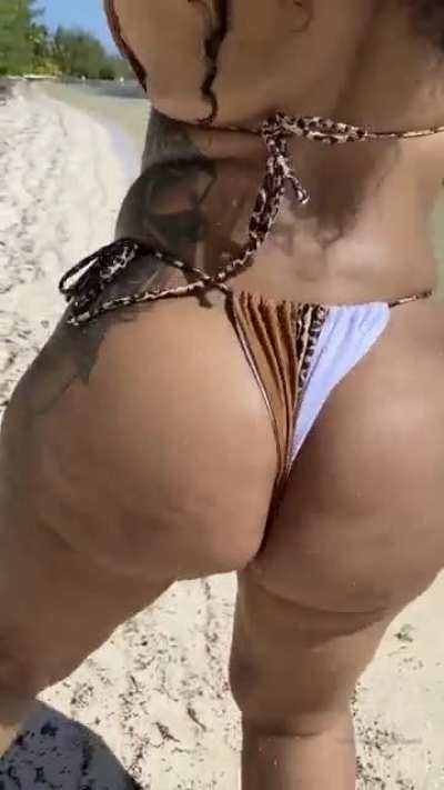 Robyn (@robyn_banks_)