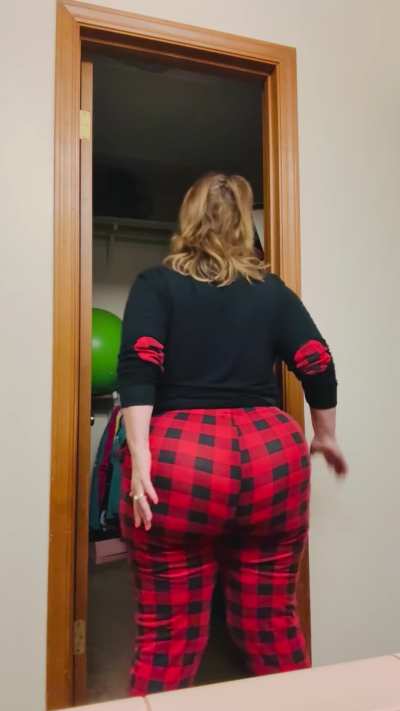 I just let out the loudest farts while having your face shoved into my Milf Ass and you didn&rsquo;t even flinch. Good boy. Beg me to do it again. 💨 😈