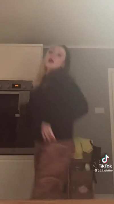 White girl shaking ass