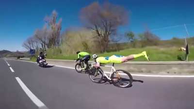 Michael Guerra adopts a &ldquo;plank&rdquo; position and overtake his competitors.