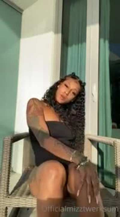 Balcony twerk