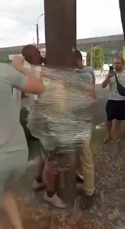 In Dnipro, marauders broke into the car of a settler from Izyum. They were detained and traditionally strapped to a pole