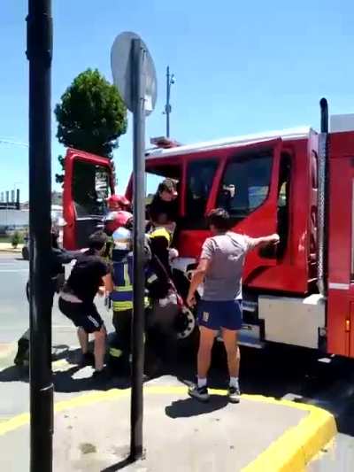 Mientras bomberos atend&iacute;a un accidente veh&iacute;cular en Carrera y Caupolic&aacute;n en Concepci&oacute;n, un individuo intent&oacute; llevarse el carro de la Sexta
