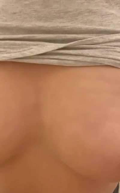 Please stop scrolling and watch me drop my titties for you 😜 (f21)