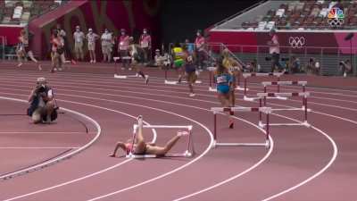 GB's Jessie Knight falls before she even reaches the first hurdle in women's 400m