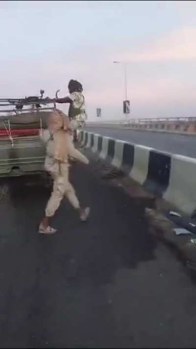 RSF members firing at Sudanese troops in Khartoum from Al-Manshiya Bridge