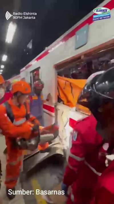 Tim SAR gabungan melakukan proses evakuasi korban kecelakaan Kereta Commuterline dengan KA Argo Bromo Anggrek di Stasiun Bekasi Timur, Senin (27/4/2026) malam.