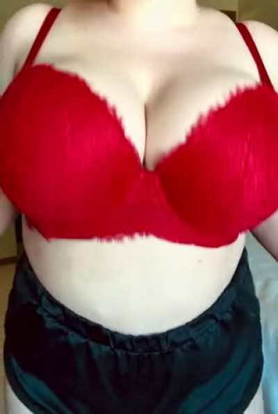 Are you lusty for Allura?🤤 (Titty Drop)