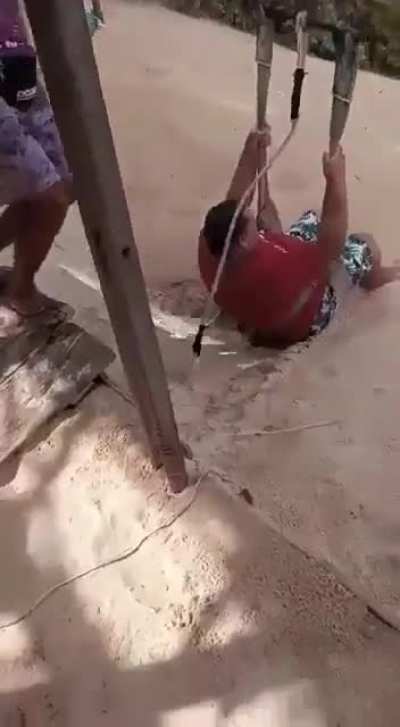Ayder yaylasının tepelerinden denize u&ccedil;mak isteyen rizeli anasının *mını g&ouml;r&uuml;yor. İzleyin