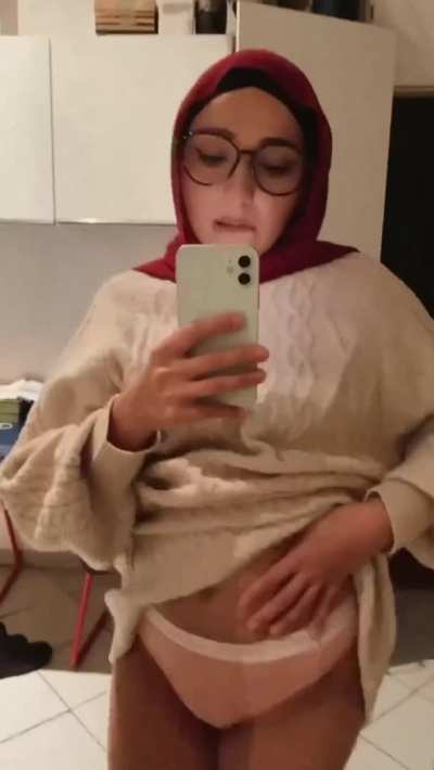 Can you smash my hijabi booty please 🍑