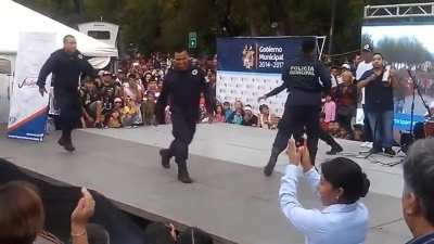 Polic&iacute;as bailando Without Me de Eminem