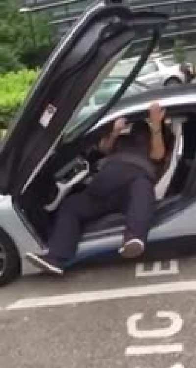 И это всё потому что у кого то слишком узкие двери...