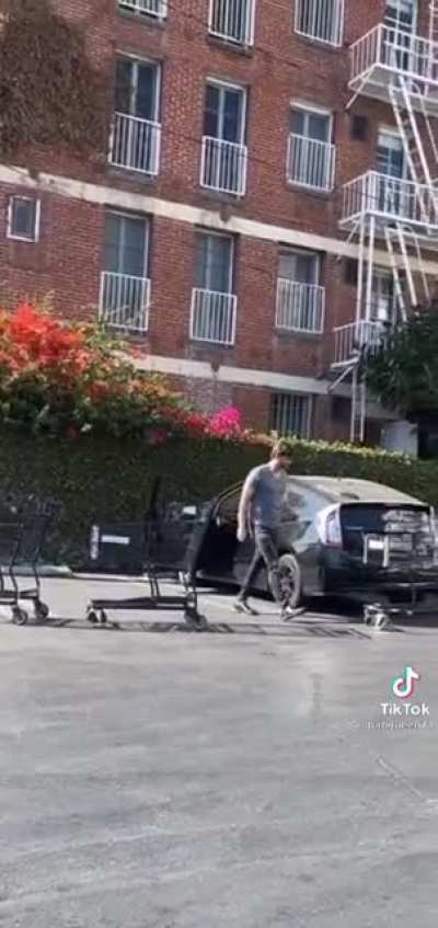 Entitled guy cant put away his shopping cart and gets angry about it 🤦🏻&zwj;♂️