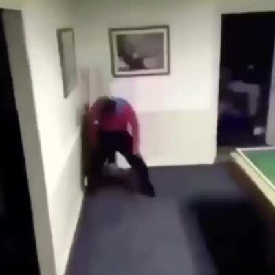 &iquest;que hacia el tipo?
