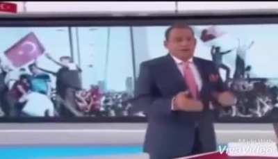 FET&Ouml;' y&uuml; savunduktan sonra bulunduğu kanalın ana i&ccedil;eriği fet&ouml;ye kaymak olduğu i&ccedil;in istediklerini yapıyor bu adamı neden i&ccedil;eriye almadılar merak ediyorum, bir de zamanında fetullah pici ile ayni masaya oturmus kisi hakkinda bilgi toplayacağım yarından sonr