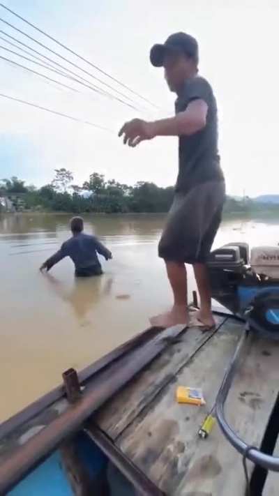 Ko biết nguy&ecirc;n c&aacute;i khu đ&oacute; c&oacute; đ&egrave; ổng ra đ&aacute;nh ko nhỉ ?