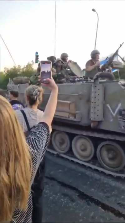 Israeli civilians shower IDF with food and water