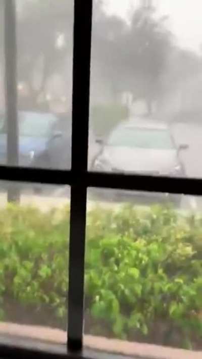 Woman captures rare &lsquo;positive&rsquo; lighting bolt....