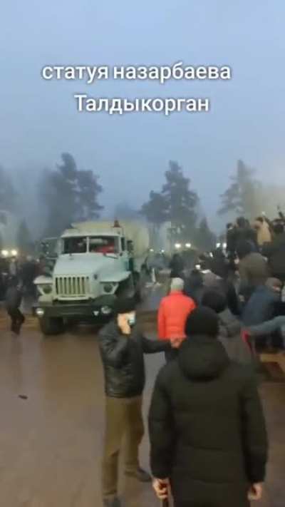 Когда-то здесь аллеи были узки и здесь на площади, чуть в стороне, вожатая в нарядной белой блузке на шею галстук повязала мне.