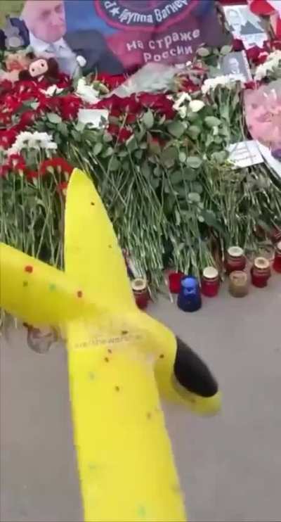 Absolute madlad paying his "respects" at Pringles grave