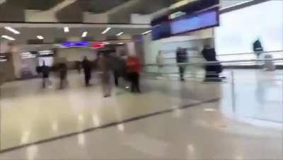 🚨🇫🇷 Paris Airport: Fight breaks out between Turkish nationalists &amp;amp; Kurdish individuals, after members of the Turkish group provoked the Kurdish protesters by making signs associated with the far-right organisation &lsquo;Grey Wolves&rsquo;, prompting a strong rea